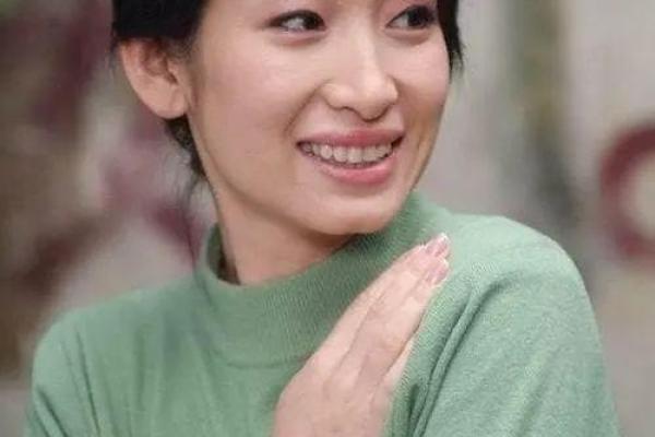 拥有美人沟下巴的女性面相：福泽盈满，尽显贵族气质